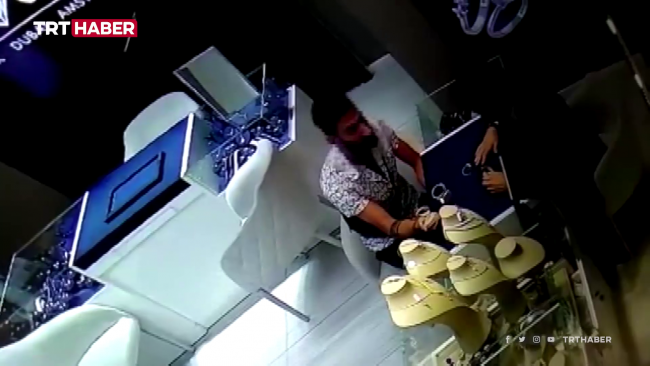 Hırsız elindeki dövmeden yakalandı